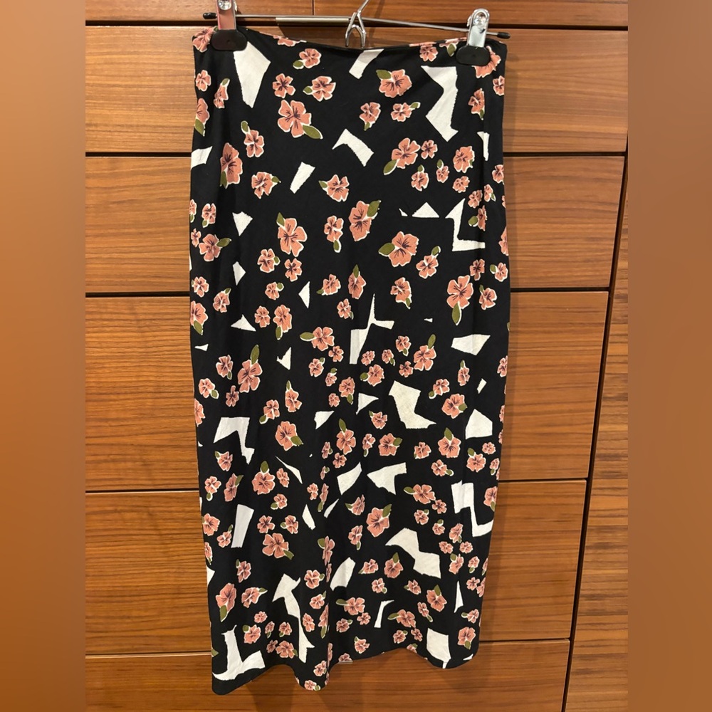 RVCA Black floral print midi skirt. Cotton/Linen blend in size small. Length 31”